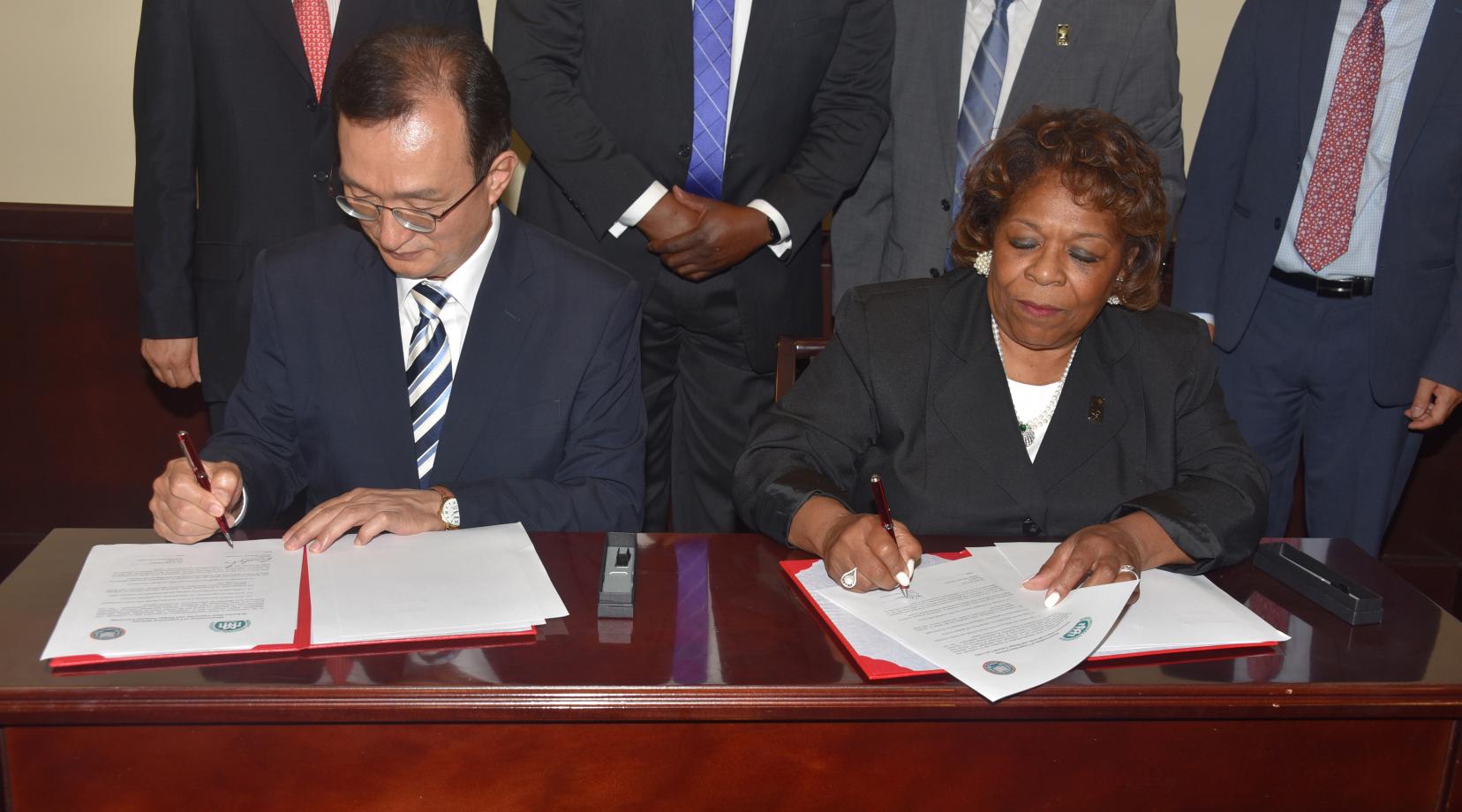 <p>(L-r) Mokpo National University President Min-Seo Park and Delaware State University President Wilma Mishoe sign an agreement that will make possible study abroad and collaboration opportunities.</p>